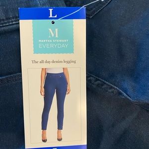 Martha Stewart skinny jeans w/button detail on legs